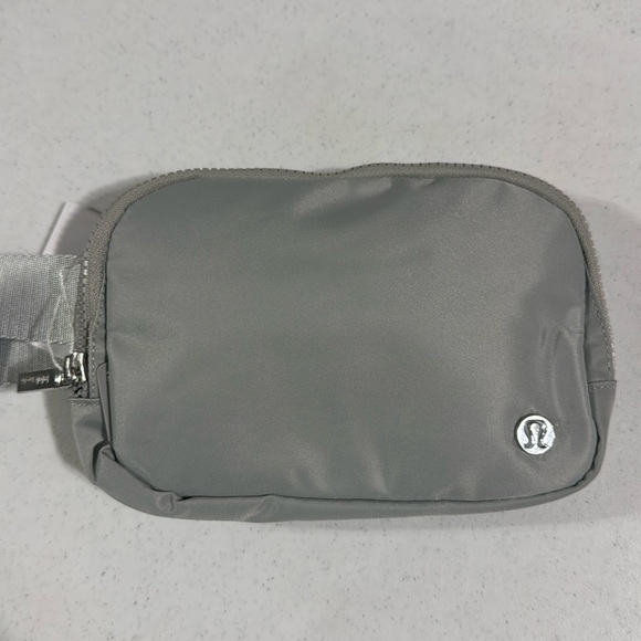 Lululemon Everywhere Belt Bag Silver or Light Gray New Zipped & Adjustable - Picture 1 of 13
